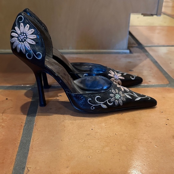 Bandolino Black Floral Heels - Picture 3 of 4